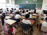 教室で放送によるお話を聞く子供たち