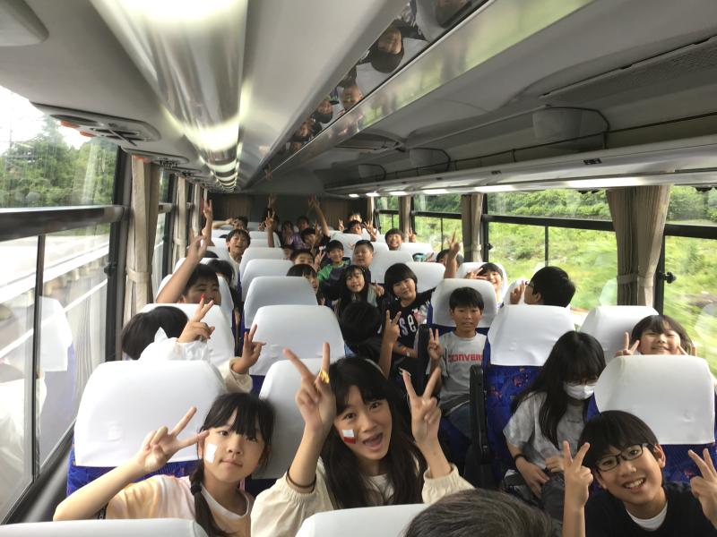 バス酔いする児童もおらず、全員元気に過ごしています。